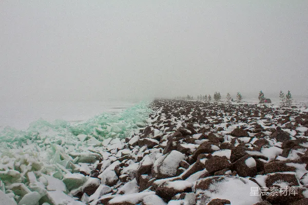 高清摄影 雪地上的岩石与冰块