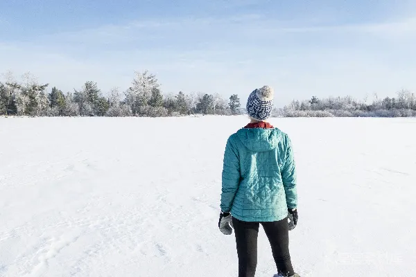 高清摄影 冬日雪景中的背影