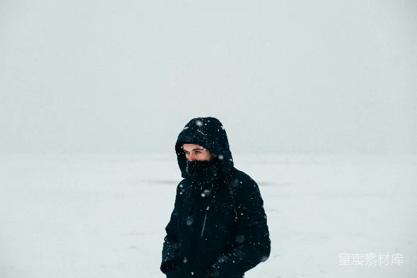 高清摄影 雪中的孤独旅行者