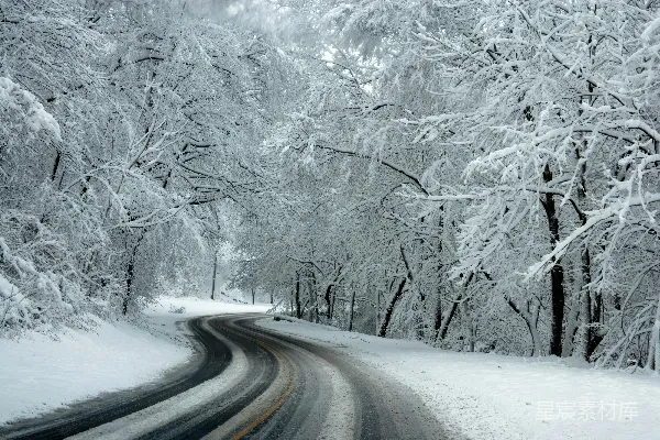 高清摄影 冬日雪景中的蜿蜒道路