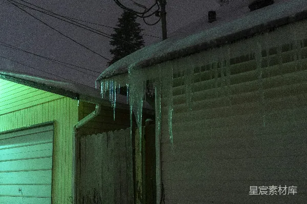 高清摄影 雪夜屋檐下的冰柱