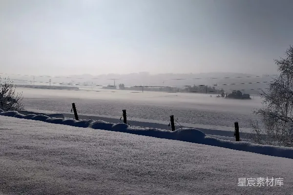 高清摄影 冬日晨雾中的乡村雪景