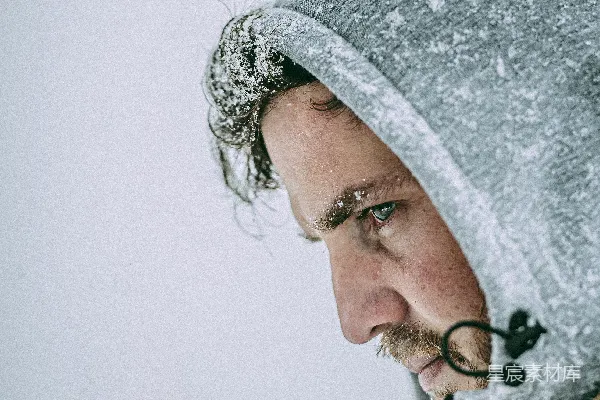 高清摄影 雪中的思考者