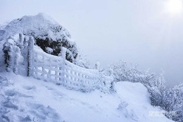 高清摄影 冬日雪景中的旧栅栏
