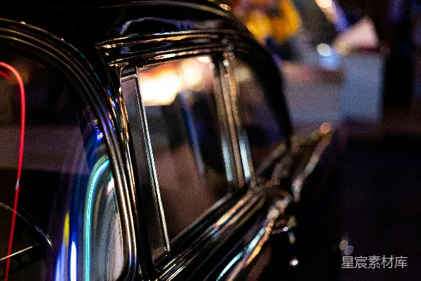 高清摄影 夜晚灯光下的复古车门