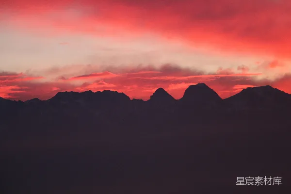 高清摄影 夕阳下的山脊轮廓