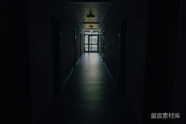 高清摄影 幽暗走廊的尽头