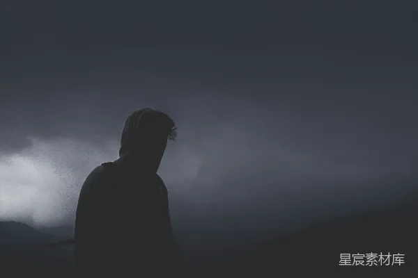 高清摄影 雾中的旅者