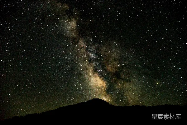 高清摄影 银河星空下的寂静山峦