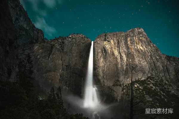 高清摄影 夜幕下的瀑布与星河