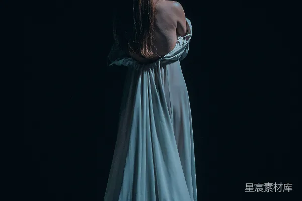 高清摄影 幽灵般飘逸的长发女子