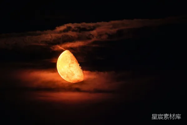 高清摄影 夜空中半圆的月亮