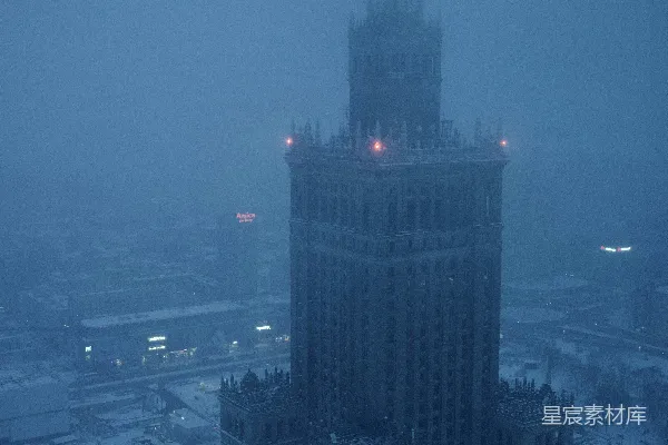 高清摄影 雾中雪景中的钟楼