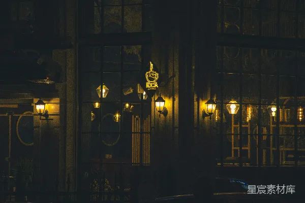 高清摄影 ```json {   title: 夜幕下的咖啡馆},   keys: [咖啡馆, 夜景, 复古, 灯光, 建筑],   descs: 夜幕降临，一盏盏温暖的灯光从咖啡馆的窗户中透出，营造出一种宁静