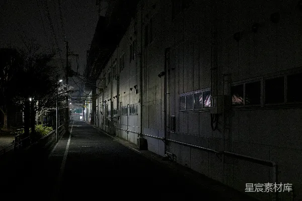 高清摄影 夜幕下的工业小巷