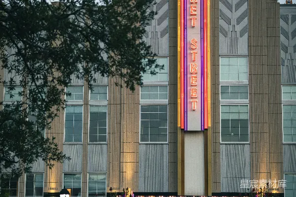 高清摄影 市场街霓虹灯牌下的建筑
