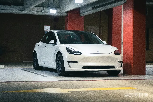 高清摄影 车库中的白色特斯拉Model Y