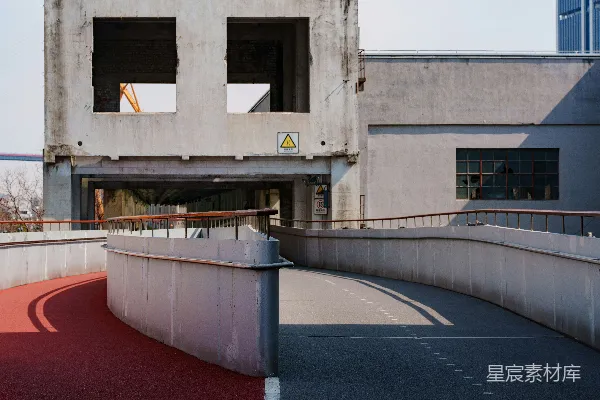 高清摄影 废弃工厂的蜿蜒道路