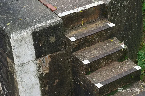 高清摄影 废弃的楼梯与砖块