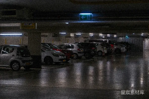 高清摄影 地下停车场的夜景