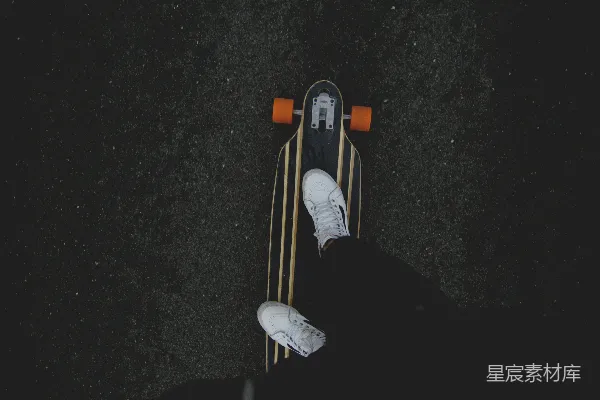 高清摄影 滑板上的白色运动鞋