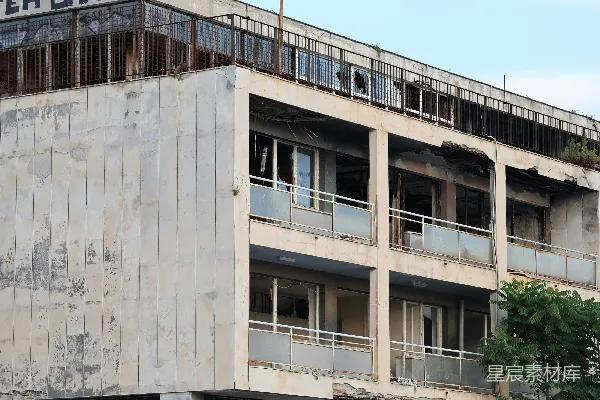 高清摄影 废弃建筑与现代高楼的对比
