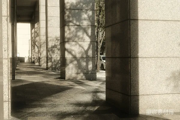 高清摄影 光影交错的建筑走廊