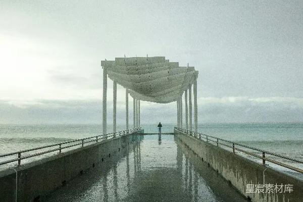 高清摄影 风雨中的海上廊桥
