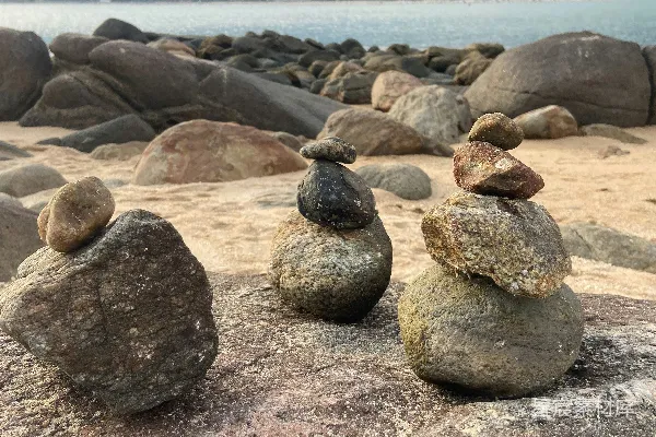 高清摄影 海滩上的平衡石