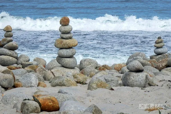 高清摄影 海边平衡石