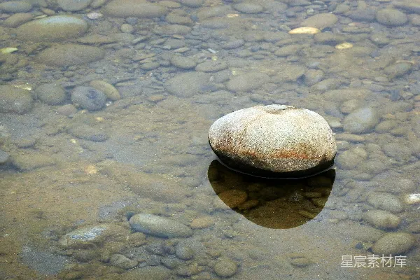 高清摄影 水中的石头