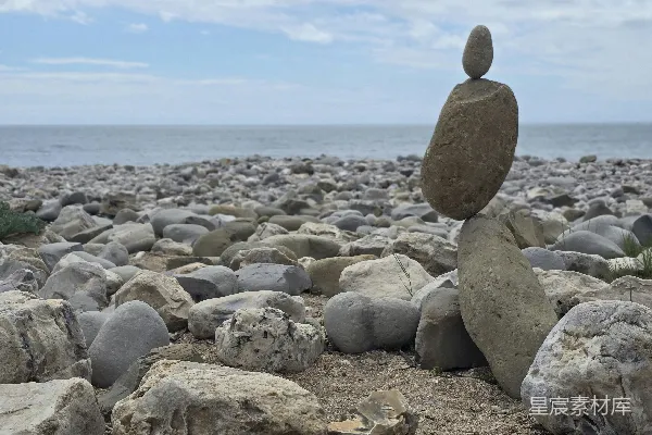 高清摄影 海滩上的平衡石