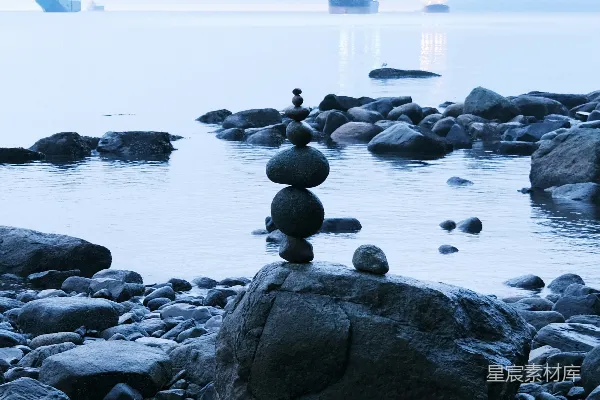 高清摄影 海滩上的平衡石