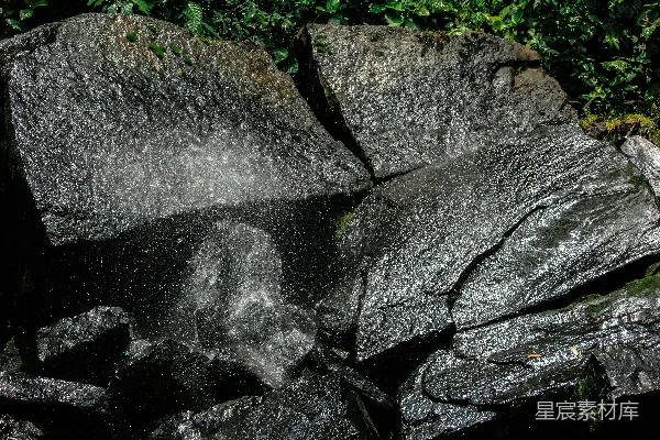 高清摄影 雨中石壁