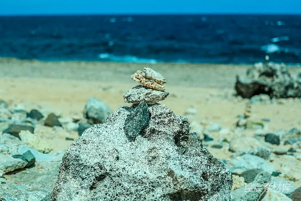 高清摄影 海边的平衡石