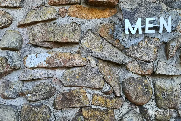 高清摄影 石墙上的'MEN'标识