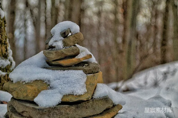 高清摄影 雪中的石堆