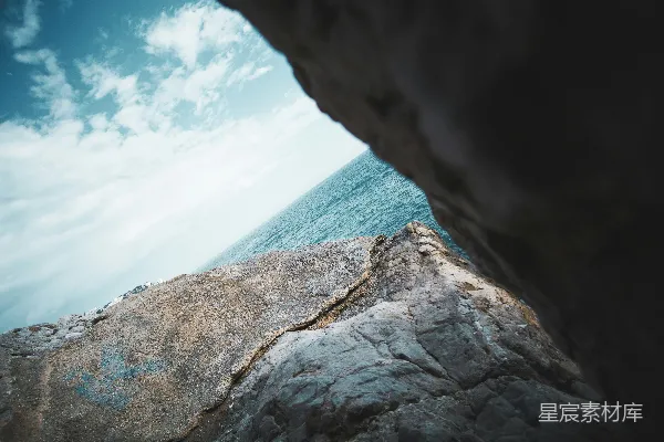 高清摄影 透过岩石洞穴看海