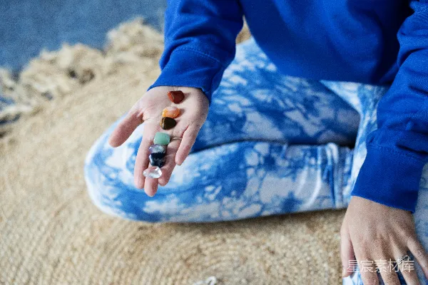 高清摄影 手捧宝石的冥想者