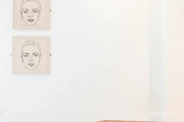 高清摄影 简约画廊中的静谧时刻
