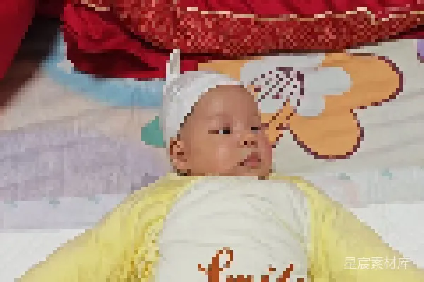 元素素材 可爱的宝宝在彩色毯子上休息