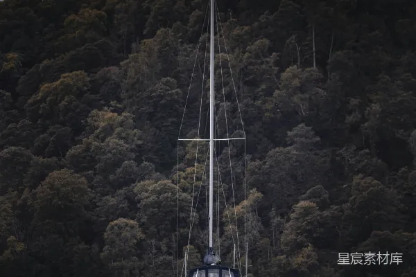 高清摄影 湖中静谧帆船