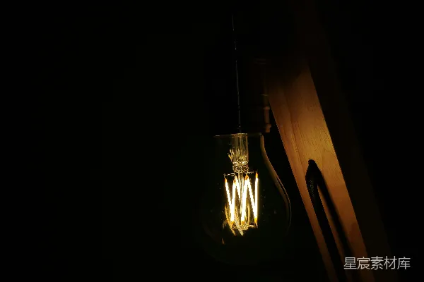 高清摄影 昏黄灯泡下的静谧时光