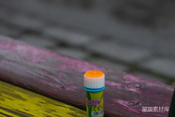 高清摄影 彩色泡泡筒与旧木桌