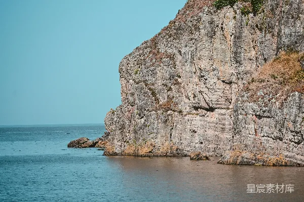 高清摄影 海岸悬崖下的宁静海景