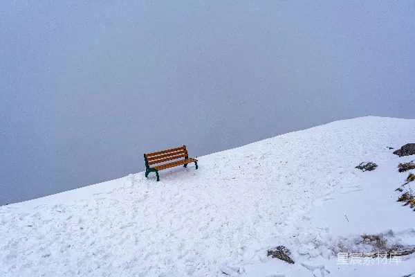 高清摄影 雪地中的孤独长椅