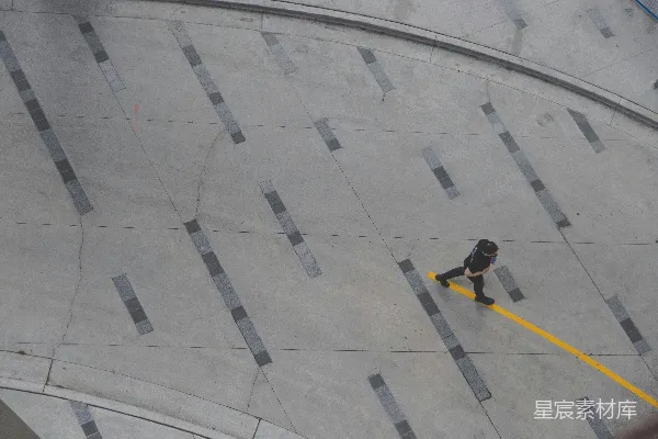 高清摄影 孤独的行走者