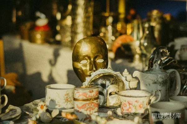 高清摄影 金色面具与古董茶具的梦幻餐桌