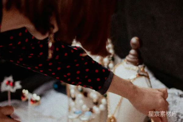 高清摄影 在珠宝摊挑选耳环的女性