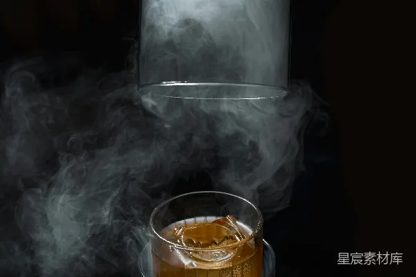 高清摄影 烟雾缭绕的威士忌时光